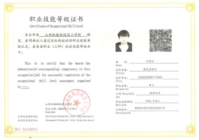 学生在工业机器人实训车间进行实操练习