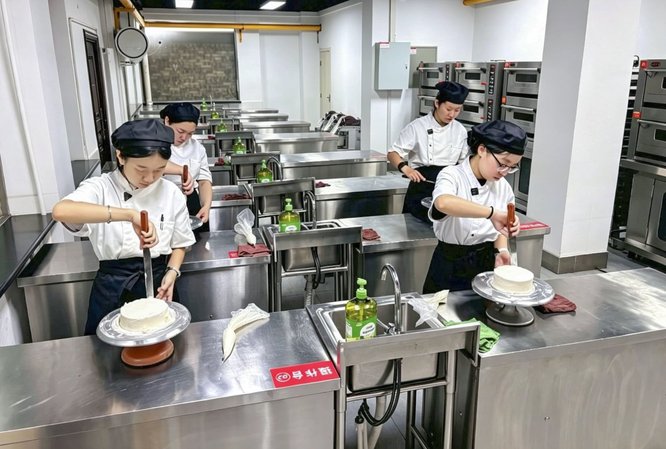 整洁的校园一角，学生正在操场进行社团活动